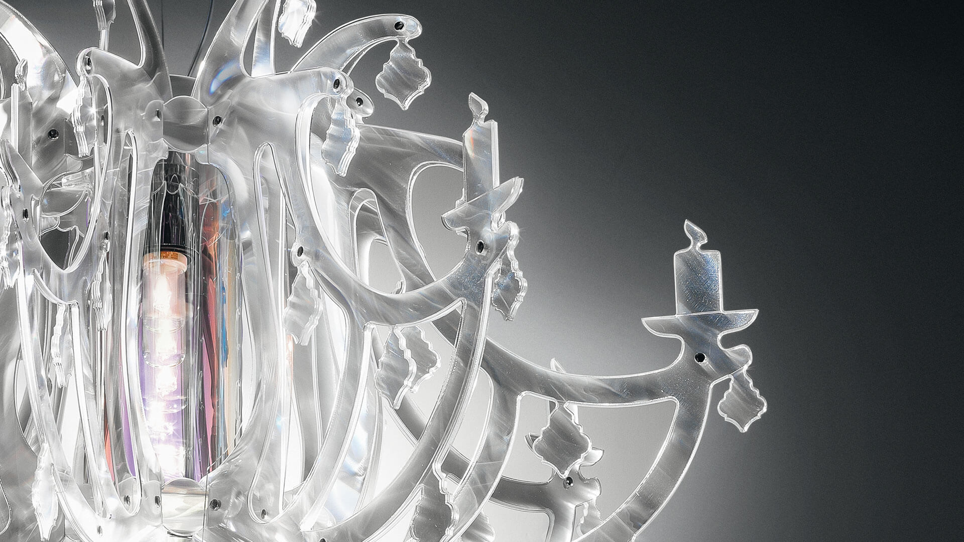 Detail lustru Ginetta vyrobeného z prizmatického materiálu Lentiflex